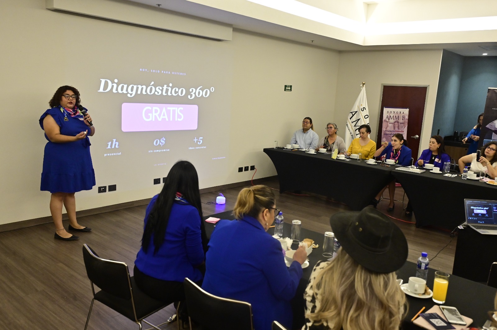 Esperanza Ceja impartiendo el Diagnóstico 360° ante empresarias de AMMJE en Hermosillo